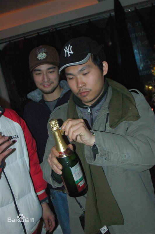 古宇工作照壁纸壁纸