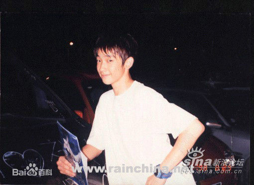 郑智薰(英文名:Rain 韩文名：  罗马拼音：Jung Ji Hoon)小时候前后照片