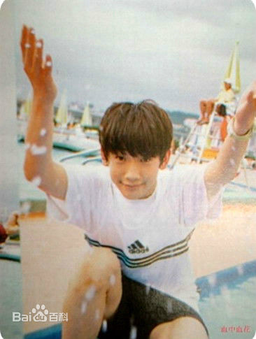 郑智薰(英文名:Rain 韩文名：  罗马拼音：Jung Ji Hoon)小时候前后照片