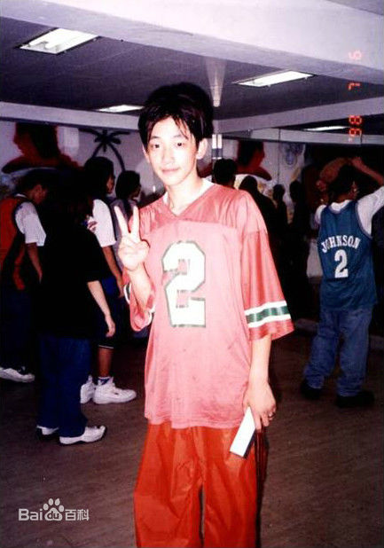 郑智薰(英文名:Rain 韩文名：  罗马拼音：Jung Ji Hoon)小时候前后照片