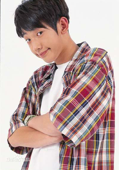 郑智薰(英文名:Rain 韩文名：  罗马拼音：Jung Ji Hoon)小时候前后照片