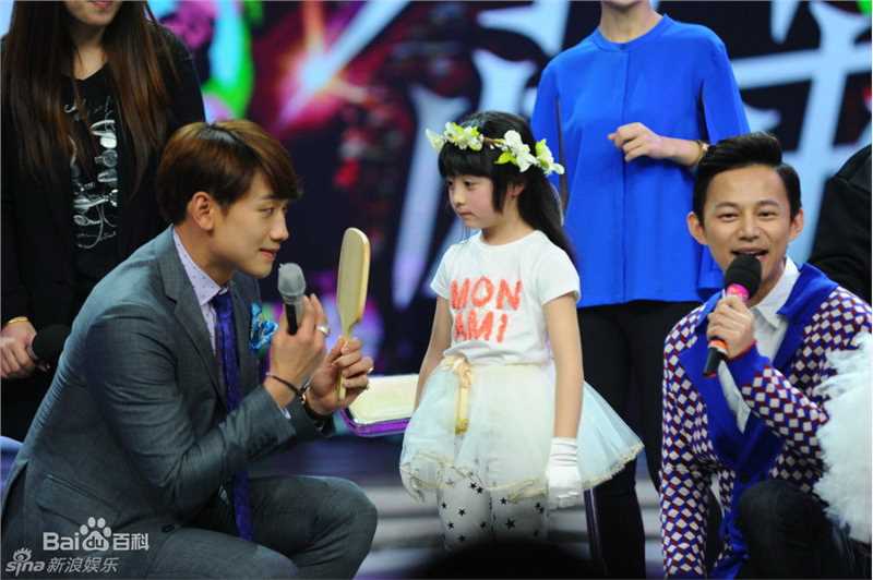 郑智薰(英文名:Rain 韩文名：  罗马拼音：Jung Ji Hoon)快乐大本营 2014-03-08素颜照相册