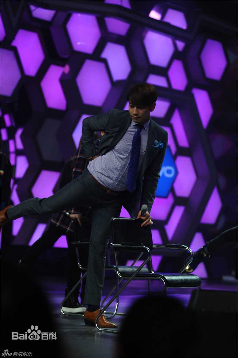 郑智薰(英文名:Rain 韩文名：  罗马拼音：Jung Ji Hoon)快乐大本营 2014-03-08素颜照相册