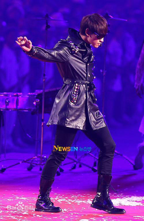 郑智薰(英文名:Rain 韩文名：  罗马拼音：Jung Ji Hoon)广州亚运会闭幕式仁川部分前后照片