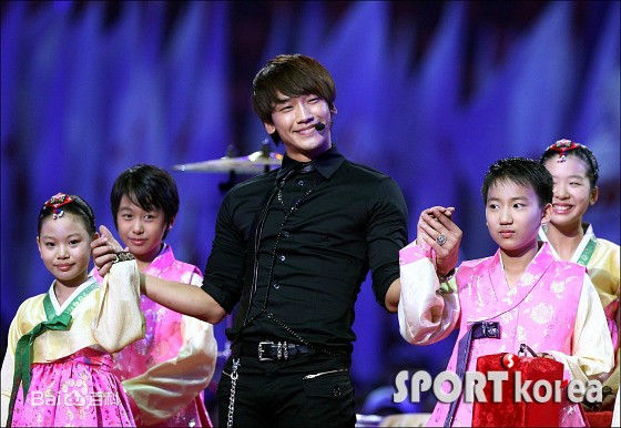 郑智薰(英文名:Rain 韩文名：  罗马拼音：Jung Ji Hoon)广州亚运会闭幕式仁川部分前后照片