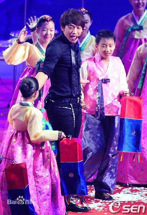 郑智薰(英文名:Rain 韩文名：  罗马拼音：Jung Ji Hoon)广州亚运会闭幕式仁川部分前后照片