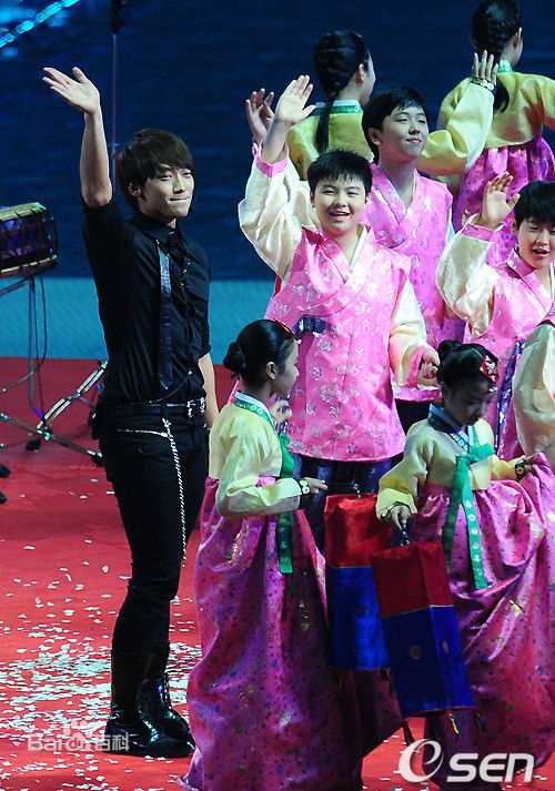 郑智薰(英文名:Rain 韩文名：  罗马拼音：Jung Ji Hoon)广州亚运会闭幕式仁川部分前后照片