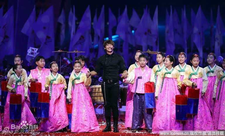 郑智薰(英文名:Rain 韩文名：  罗马拼音：Jung Ji Hoon)广州亚运会闭幕式仁川部分前后照片