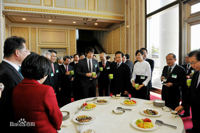 郑智薰(英文名:Rain 韩文名：  罗马拼音：Jung Ji Hoon)Rain VS 大人物前后照片