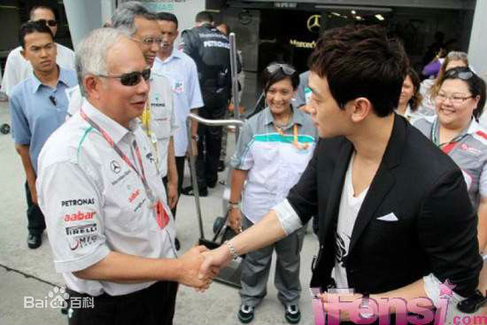 郑智薰(英文名:Rain 韩文名：  罗马拼音：Jung Ji Hoon)Rain VS 大人物前后照片