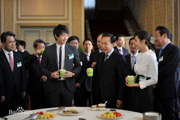 郑智薰(英文名:Rain 韩文名：  罗马拼音：Jung Ji Hoon)Rain VS 大人物前后照片