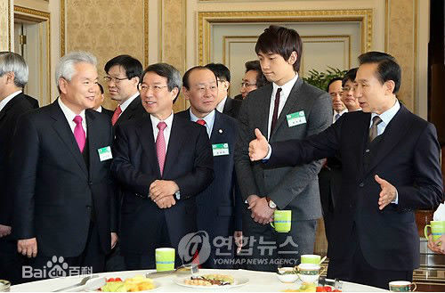 郑智薰(英文名:Rain 韩文名：  罗马拼音：Jung Ji Hoon)Rain VS 大人物前后照片