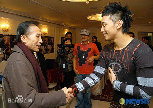 郑智薰(英文名:Rain 韩文名：  罗马拼音：Jung Ji Hoon)Rain VS 大人物前后照片