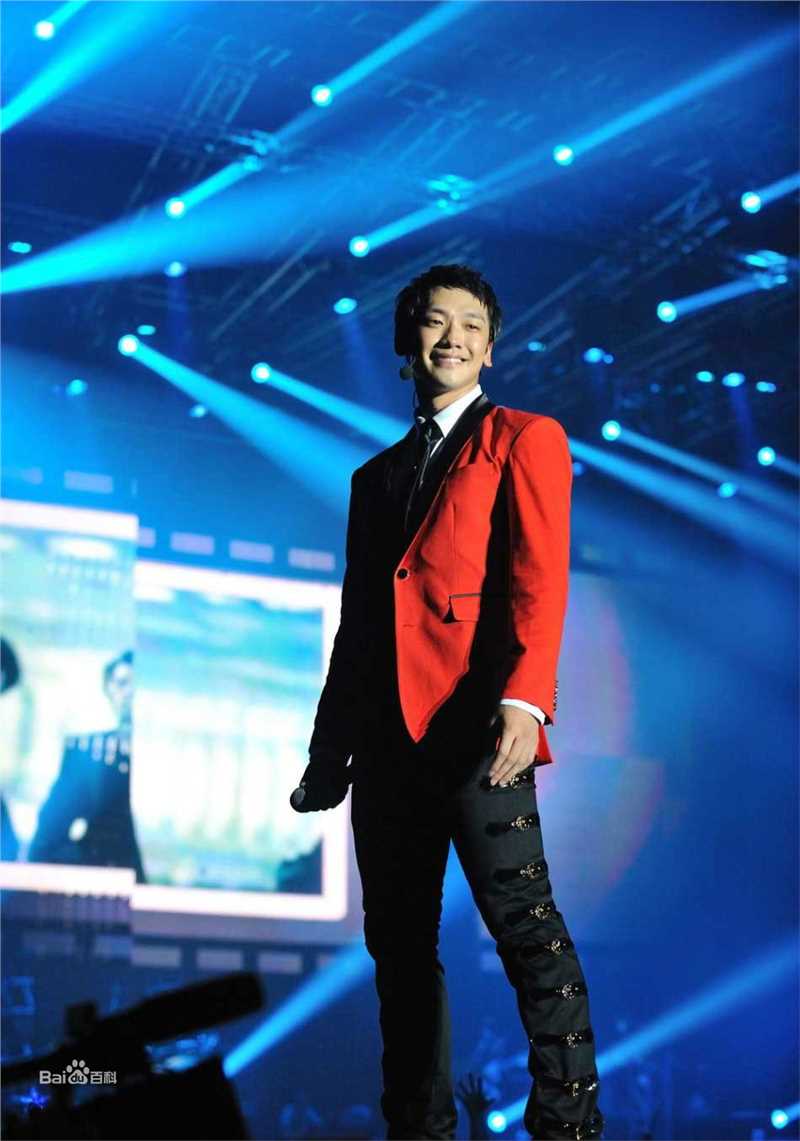 郑智薰(英文名:Rain 韩文名：  罗马拼音：Jung Ji Hoon)The Best show生活照