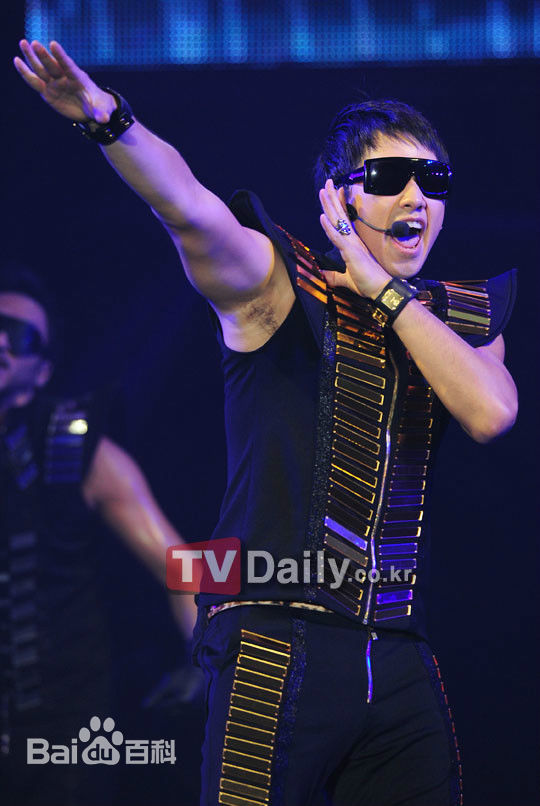 郑智薰(英文名:Rain 韩文名：  罗马拼音：Jung Ji Hoon)The Best show生活照