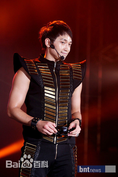 郑智薰(英文名:Rain 韩文名：  罗马拼音：Jung Ji Hoon)The Best show生活照