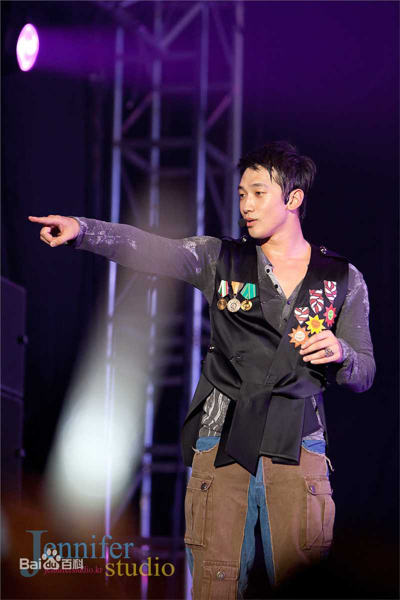 郑智薰(英文名:Rain 韩文名：  罗马拼音：Jung Ji Hoon)The Best show生活照