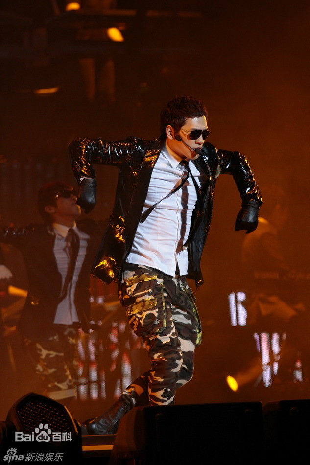 郑智薰(英文名:Rain 韩文名：  罗马拼音：Jung Ji Hoon)The Best show生活照