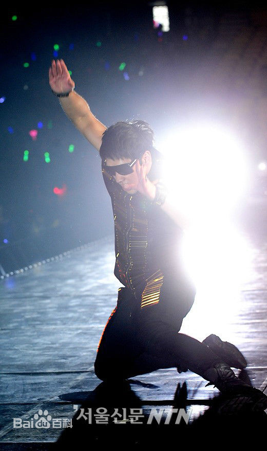 郑智薰(英文名:Rain 韩文名：  罗马拼音：Jung Ji Hoon)The Best show生活照