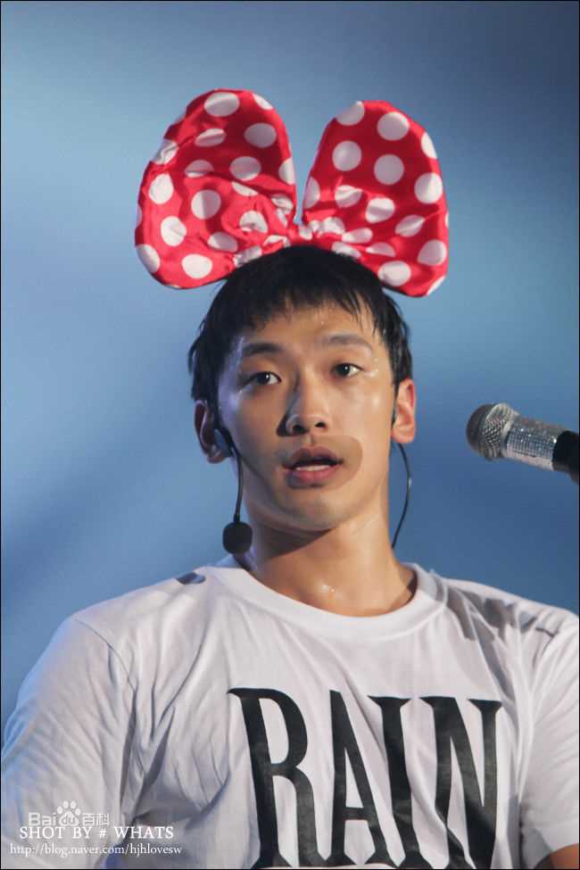 郑智薰(英文名:Rain 韩文名：  罗马拼音：Jung Ji Hoon)The Best show生活照