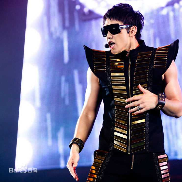 郑智薰(英文名:Rain 韩文名：  罗马拼音：Jung Ji Hoon)The Best show生活照