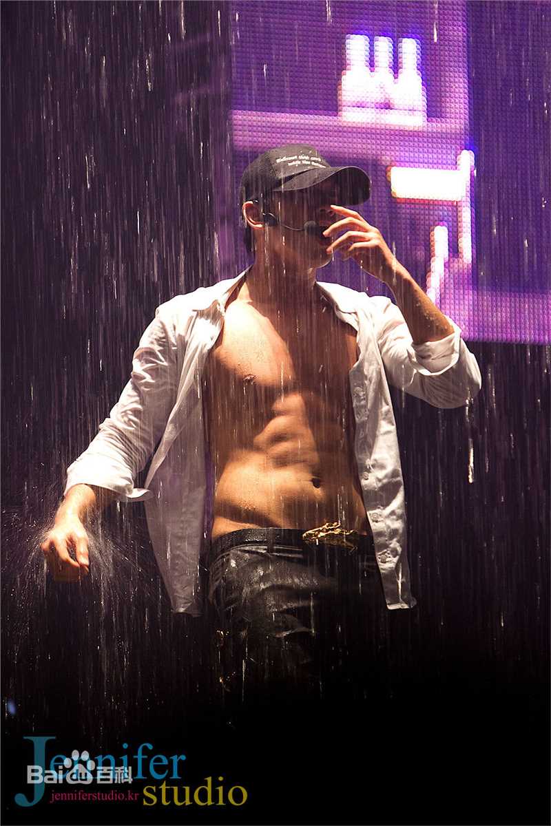 郑智薰(英文名:Rain 韩文名：  罗马拼音：Jung Ji Hoon)The Best show生活照