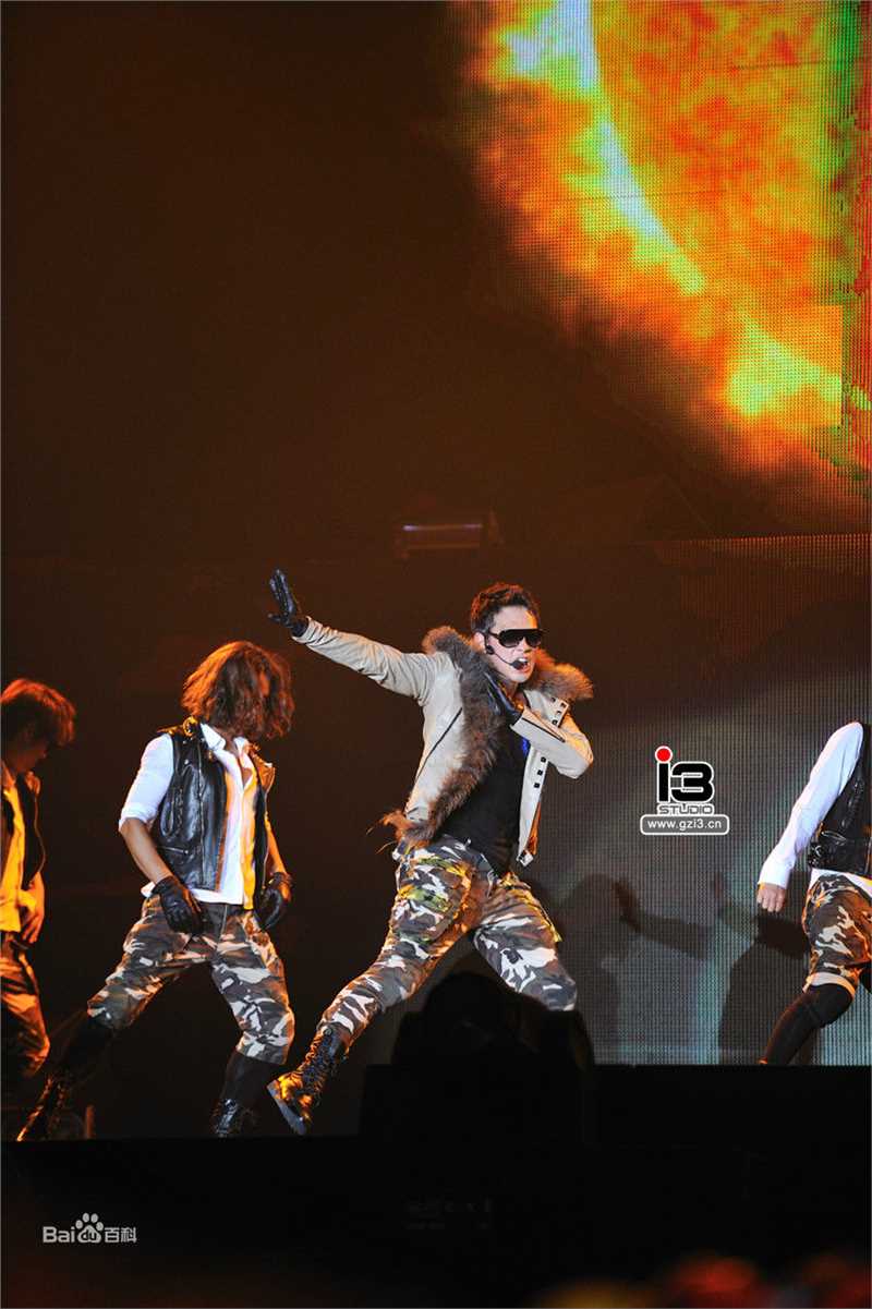 郑智薰(英文名:Rain 韩文名：  罗马拼音：Jung Ji Hoon)The Best show生活照