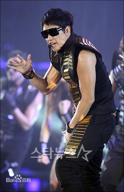 郑智薰(英文名:Rain 韩文名：  罗马拼音：Jung Ji Hoon)The Best show生活照