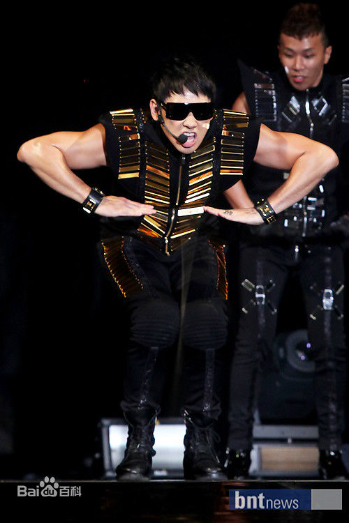 郑智薰(英文名:Rain 韩文名：  罗马拼音：Jung Ji Hoon)The Best show生活照