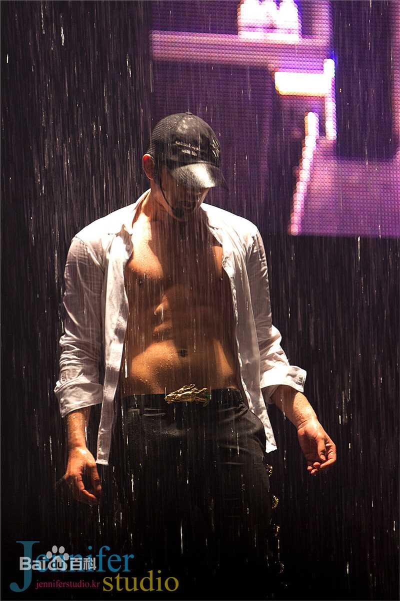 郑智薰(英文名:Rain 韩文名：  罗马拼音：Jung Ji Hoon)The Best show生活照