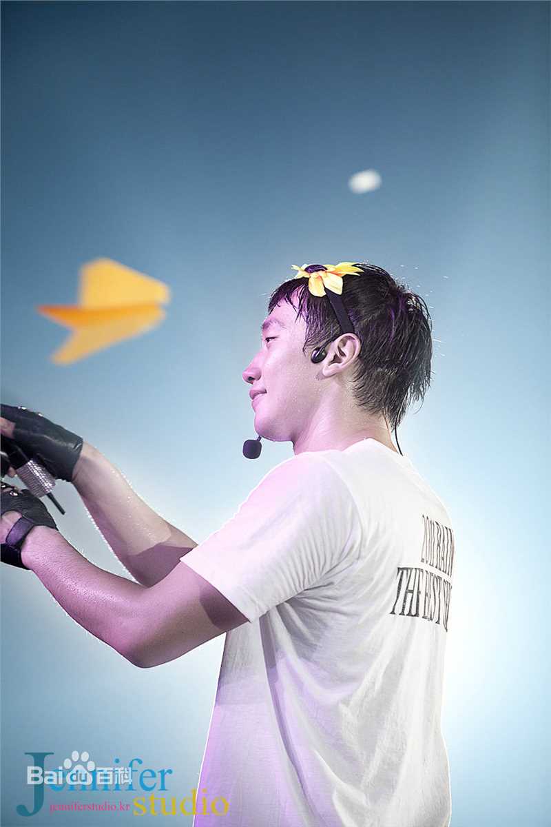 郑智薰(英文名:Rain 韩文名：  罗马拼音：Jung Ji Hoon)The Best show生活照