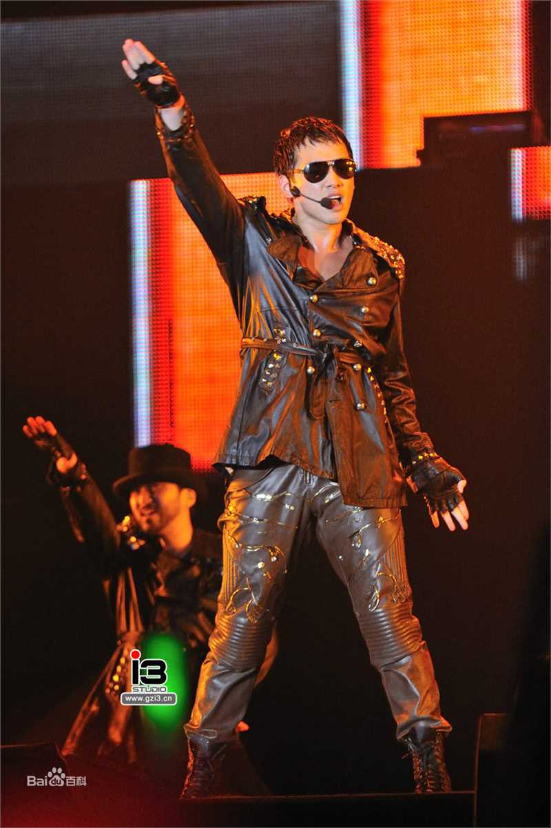 郑智薰(英文名:Rain 韩文名：  罗马拼音：Jung Ji Hoon)The Best show生活照