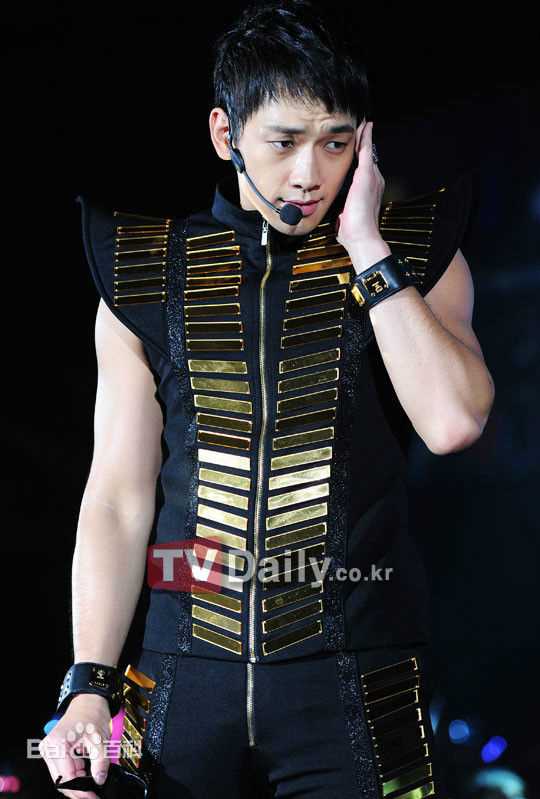 郑智薰(英文名:Rain 韩文名：  罗马拼音：Jung Ji Hoon)The Best show生活照