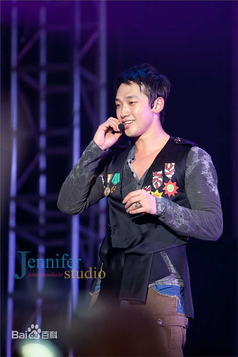 郑智薰(英文名:Rain 韩文名：  罗马拼音：Jung Ji Hoon)The Best show生活照