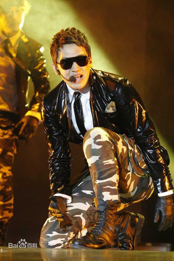 郑智薰(英文名:Rain 韩文名：  罗马拼音：Jung Ji Hoon)The Best show生活照