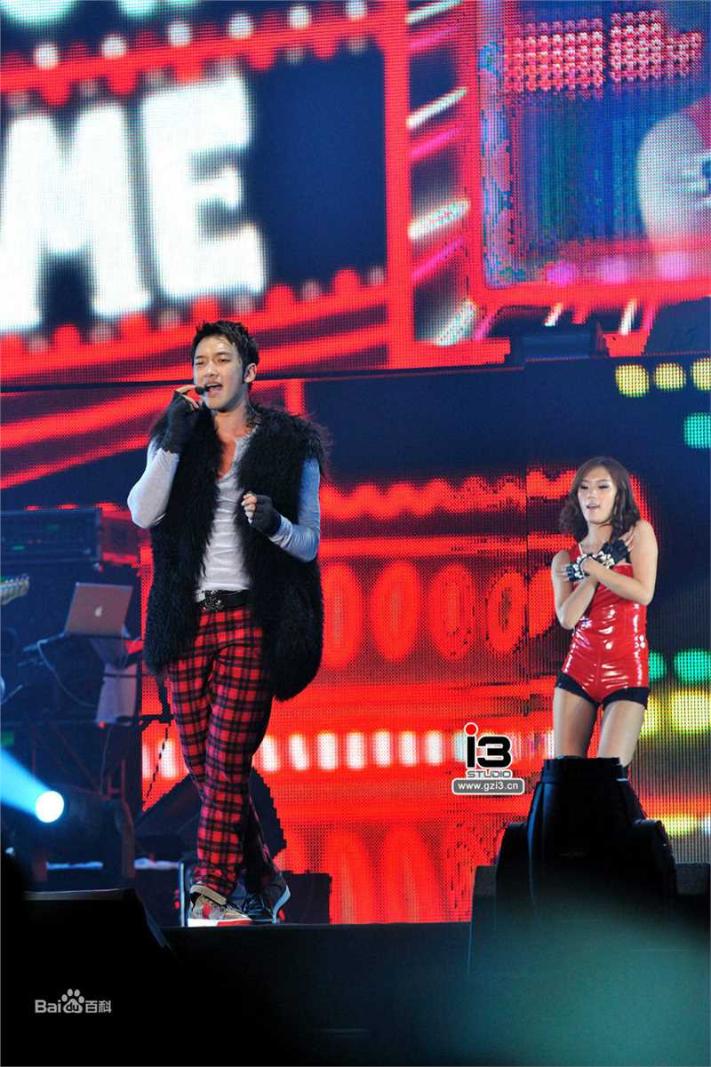 郑智薰(英文名:Rain 韩文名：  罗马拼音：Jung Ji Hoon)The Best show生活照