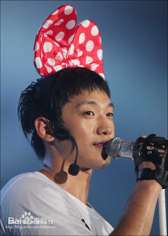 郑智薰(英文名:Rain 韩文名：  罗马拼音：Jung Ji Hoon)The Best show生活照