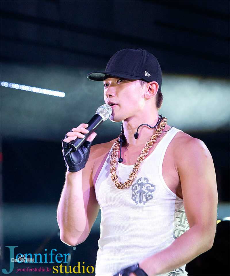 郑智薰(英文名:Rain 韩文名：  罗马拼音：Jung Ji Hoon)The Best show生活照