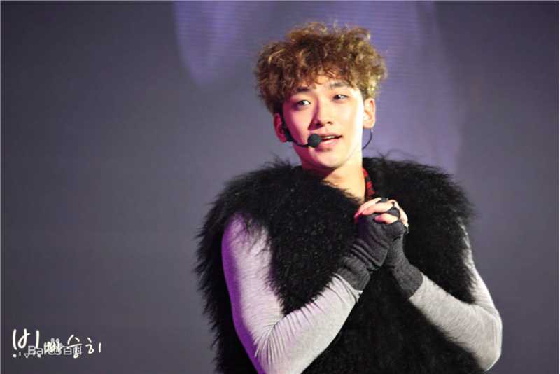 郑智薰(英文名:Rain 韩文名：  罗马拼音：Jung Ji Hoon)Adieu 2010 With Rain生活照