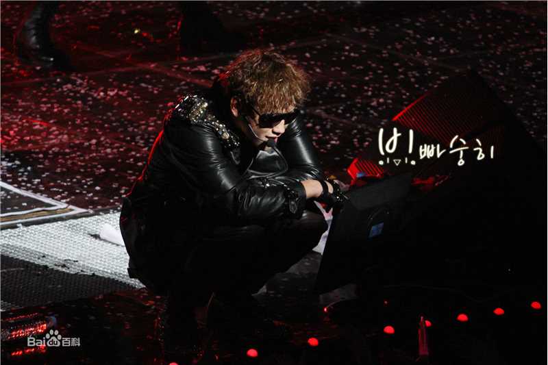 郑智薰(英文名:Rain 韩文名：  罗马拼音：Jung Ji Hoon)Adieu 2010 With Rain生活照