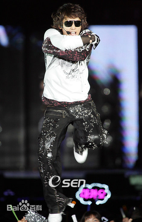 郑智薰(英文名:Rain 韩文名：  罗马拼音：Jung Ji Hoon)Rain's Coming前后照片