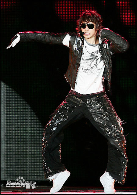 郑智薰(英文名:Rain 韩文名：  罗马拼音：Jung Ji Hoon)Rain's Coming前后照片