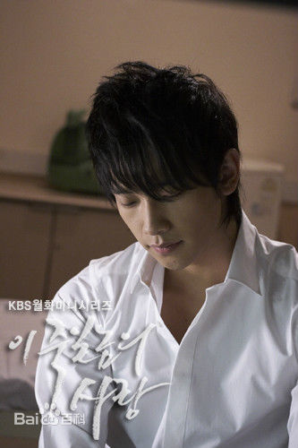 郑智薰(英文名:Rain 韩文名：  罗马拼音：Jung Ji Hoon)这该死的爱素颜照壁纸