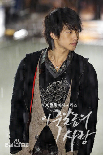 郑智薰(英文名:Rain 韩文名：  罗马拼音：Jung Ji Hoon)这该死的爱素颜照壁纸