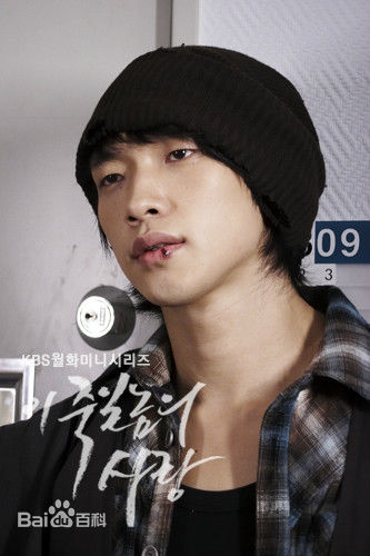 郑智薰(英文名:Rain 韩文名：  罗马拼音：Jung Ji Hoon)这该死的爱素颜照壁纸