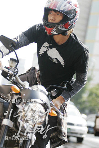 郑智薰(英文名:Rain 韩文名：  罗马拼音：Jung Ji Hoon)这该死的爱素颜照壁纸