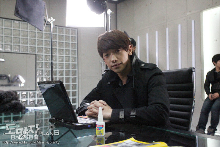 郑智薰(英文名:Rain 韩文名：  罗马拼音：Jung Ji Hoon)逃亡者壁纸壁纸