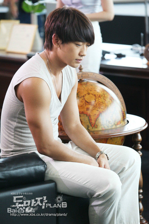 郑智薰(英文名:Rain 韩文名：  罗马拼音：Jung Ji Hoon)逃亡者壁纸壁纸