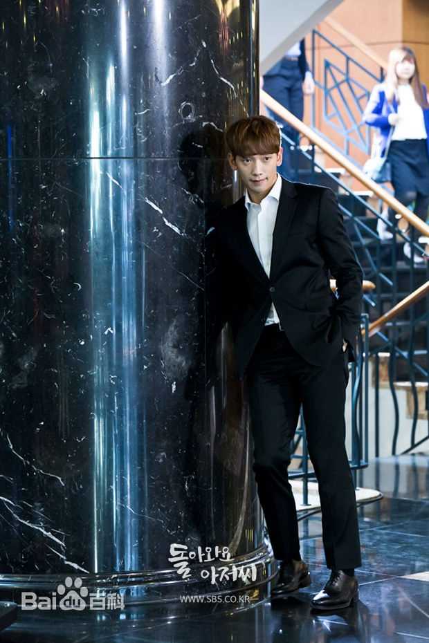 郑智薰(英文名:Rain 韩文名：  罗马拼音：Jung Ji Hoon)回来吧大叔素颜照相册