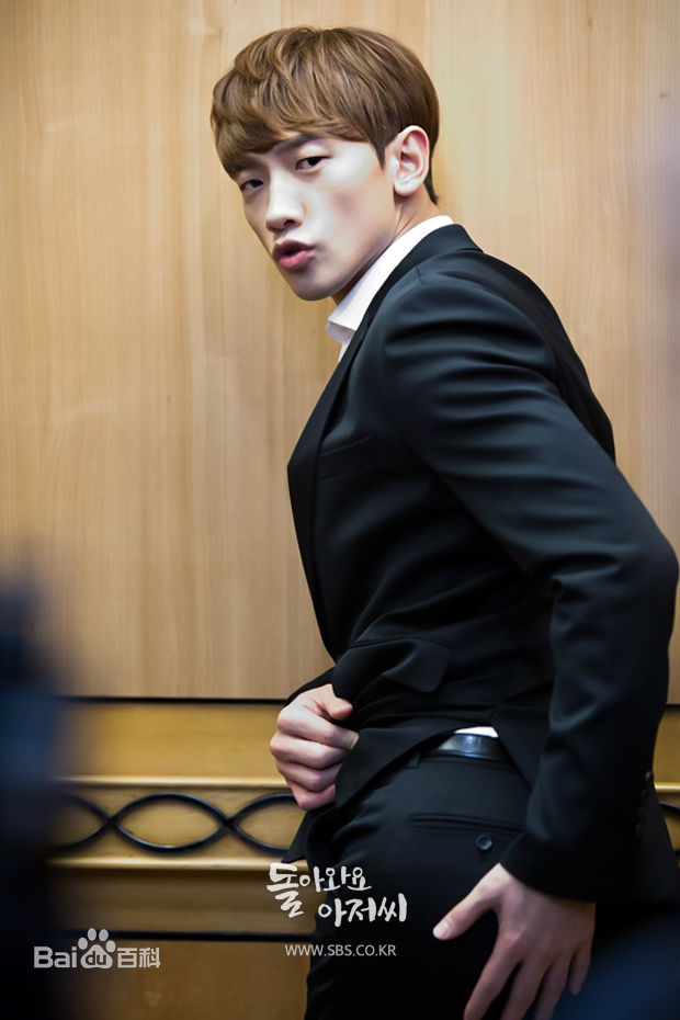 郑智薰(英文名:Rain 韩文名：  罗马拼音：Jung Ji Hoon)回来吧大叔素颜照相册